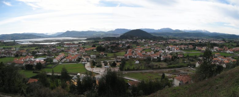Vista de Argoños con las marismas de Santoña y la Cordillera Cantábrica