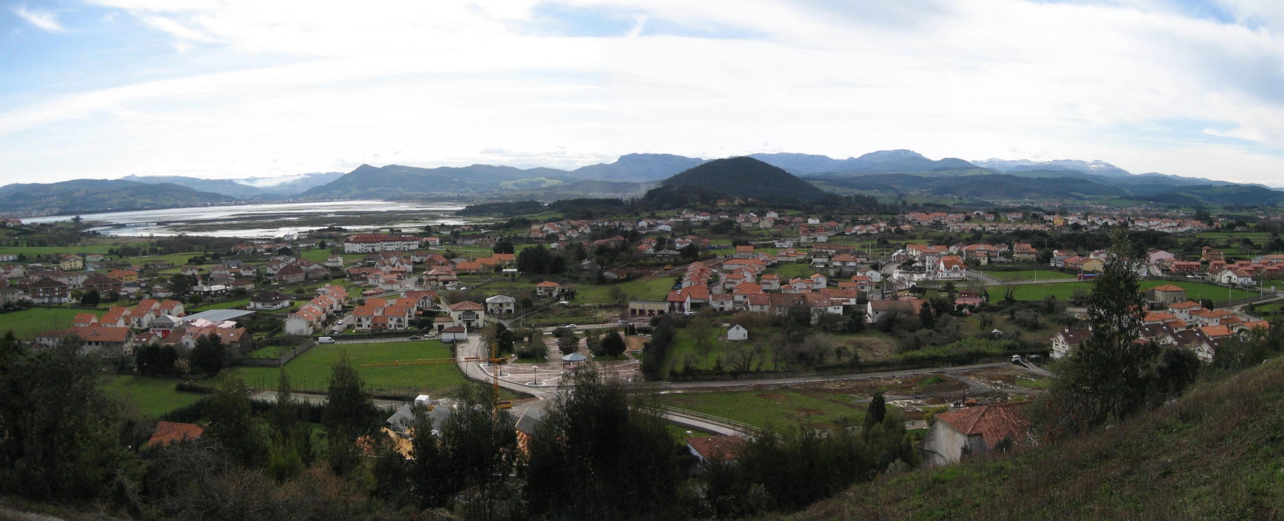 Vista de Argoños con las marismas de Santoña y la Cordillera Cantábrica al fondo