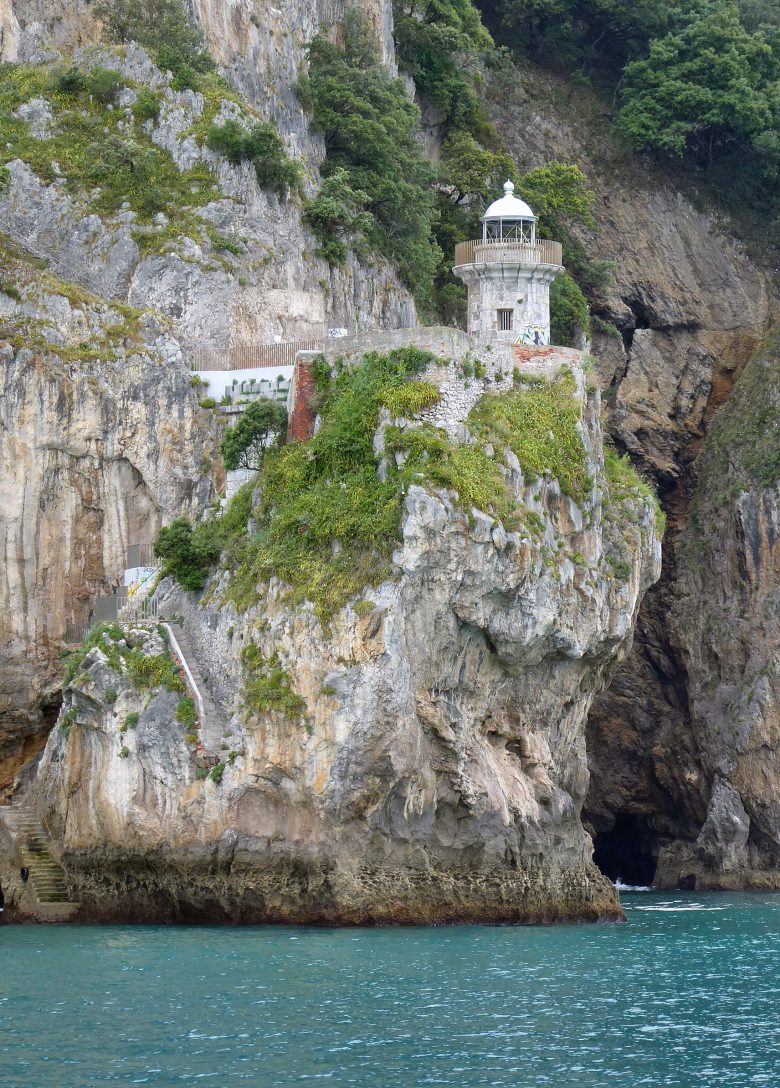 Faro del Caballo en los acantilados de Cantabria