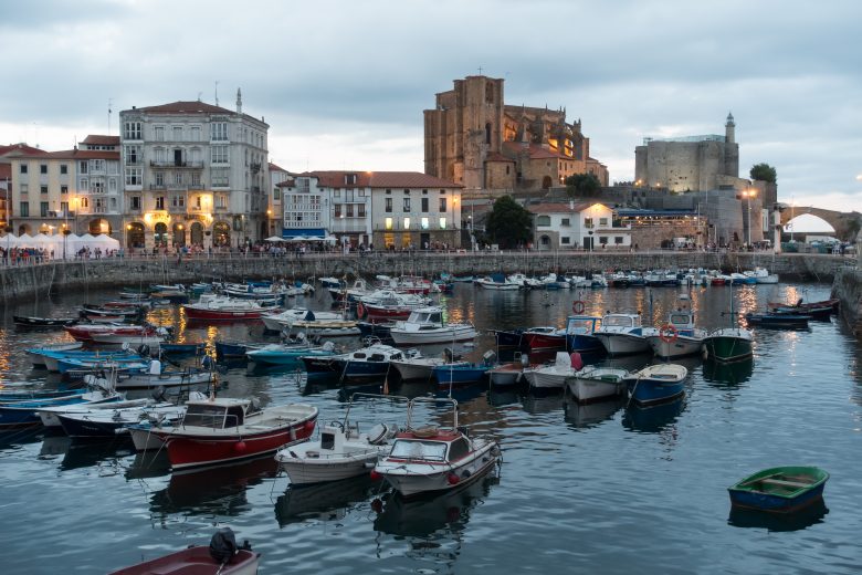 Puerto de Castro Urdiales con la iglesia gótica y el castillo-faro, Cantabria