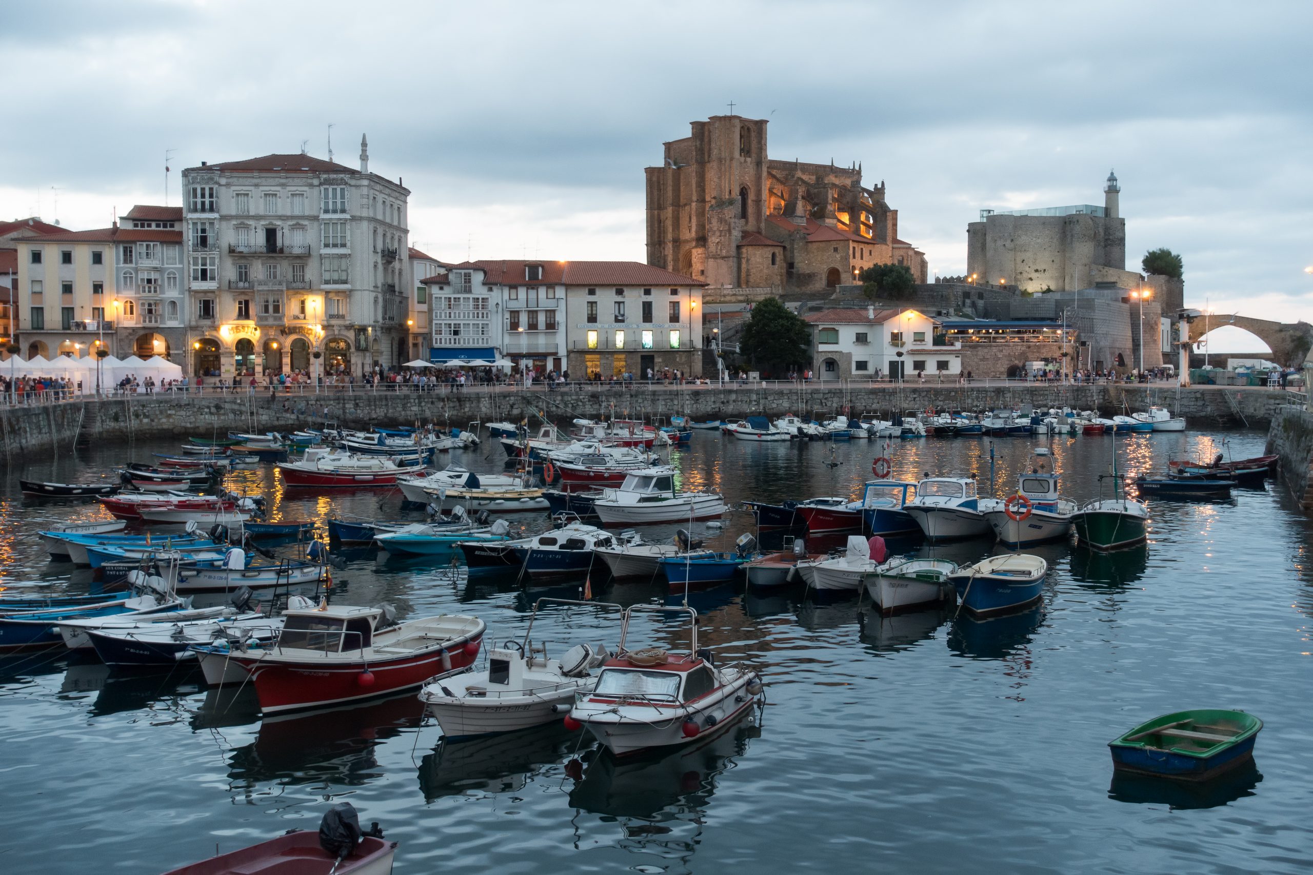 Iglesia de Santa María de la Asunción y puerto de Castro Urdiales