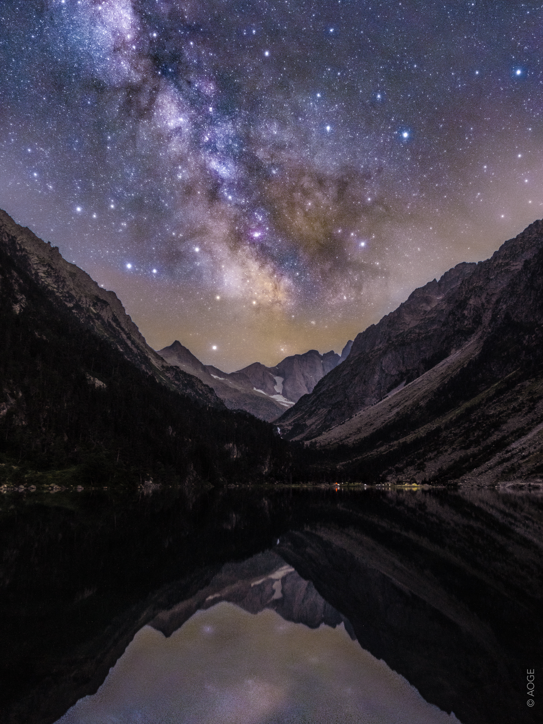 Vía Láctea sobre el lago de Gaube, un cielo similar al que ves desde Arnuero