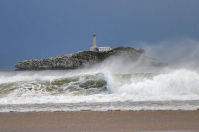 Playa de Somo con el faro de la Isla de Mouro al fondo, Cantabria