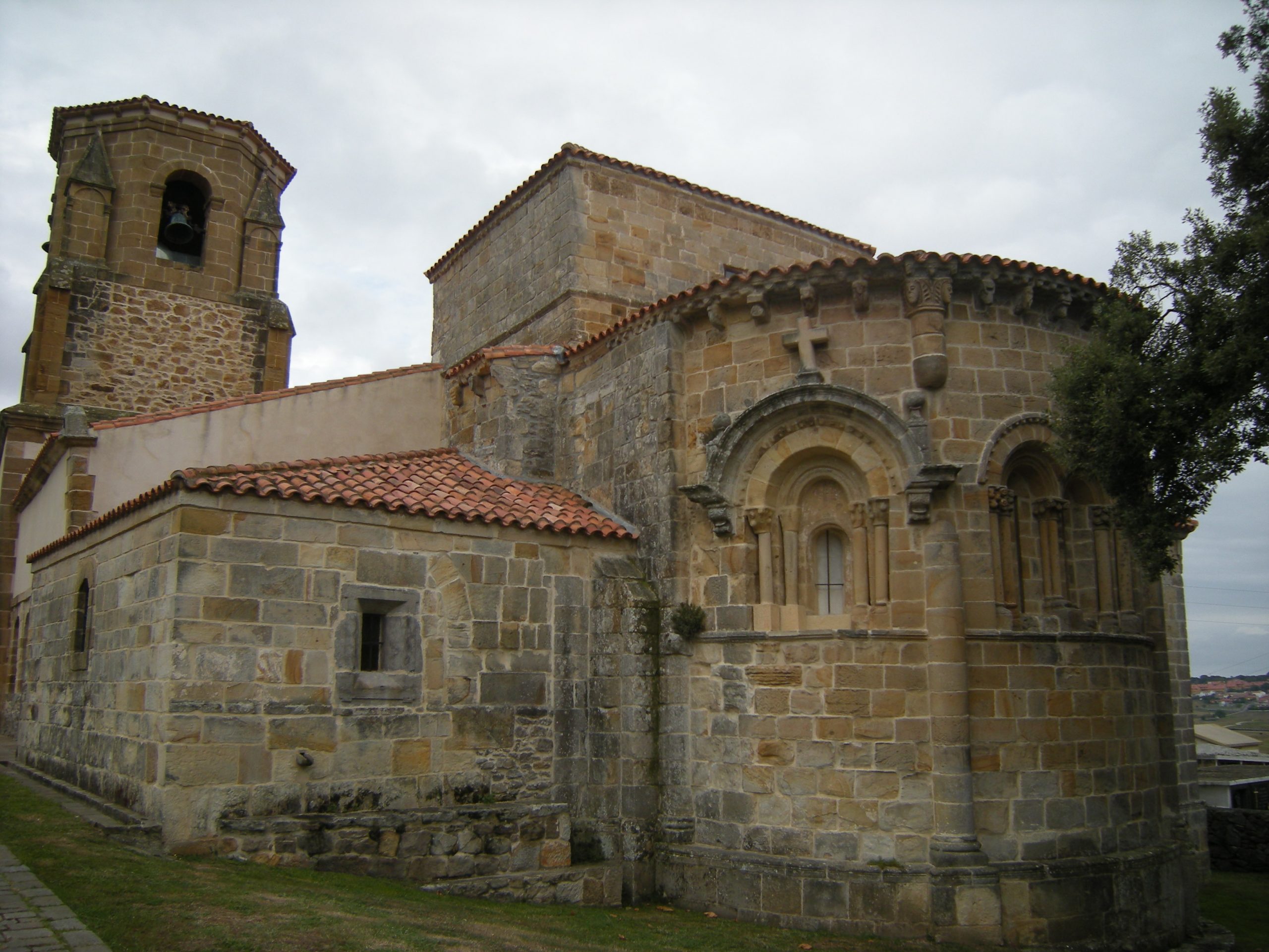 Iglesia románica de Santa María de Bareyo, Cantabria, siglo XII