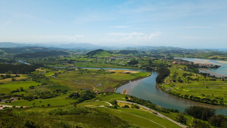 Paisaje verde y montañas de Cantabria